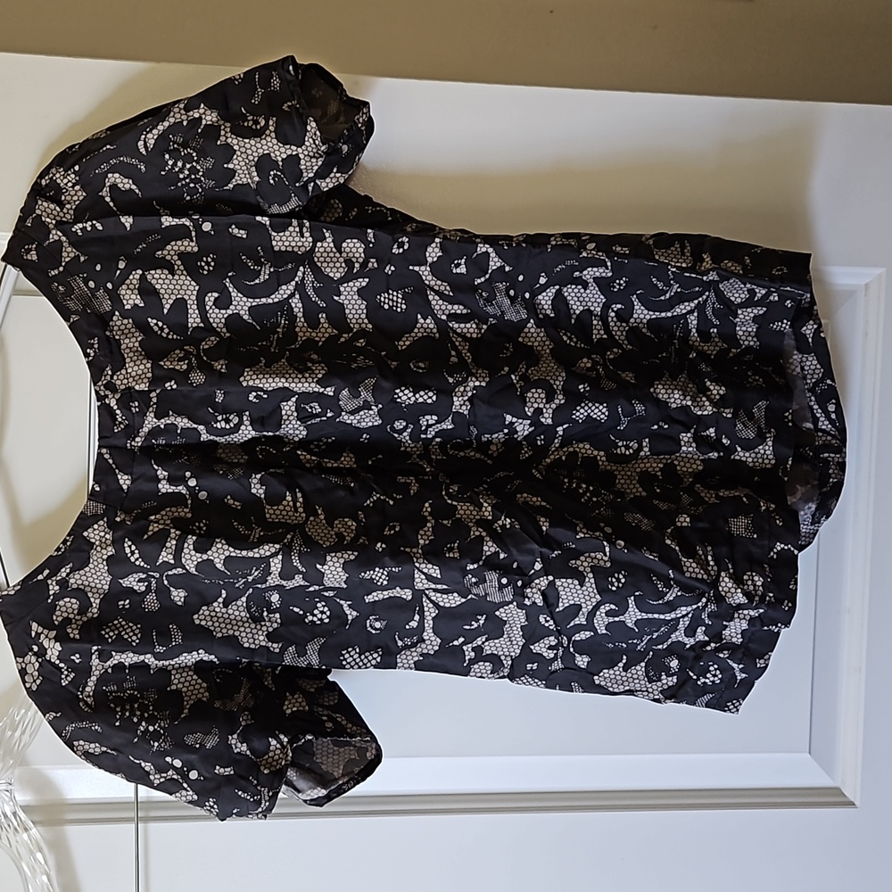 083 EUC Banana Republic top